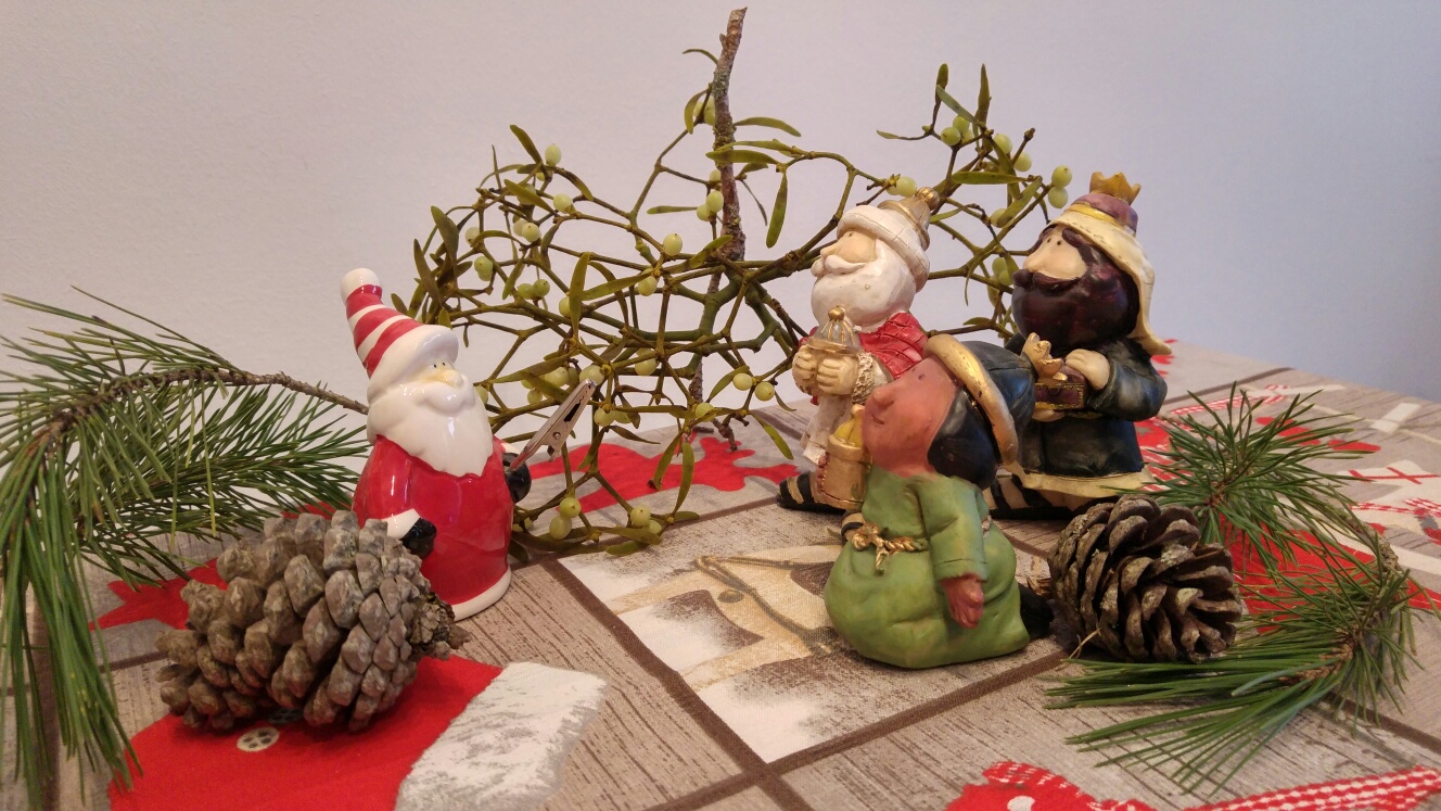 els tres reis mags i el pare Noel organitzant el repartiment de regals d'aquest any!