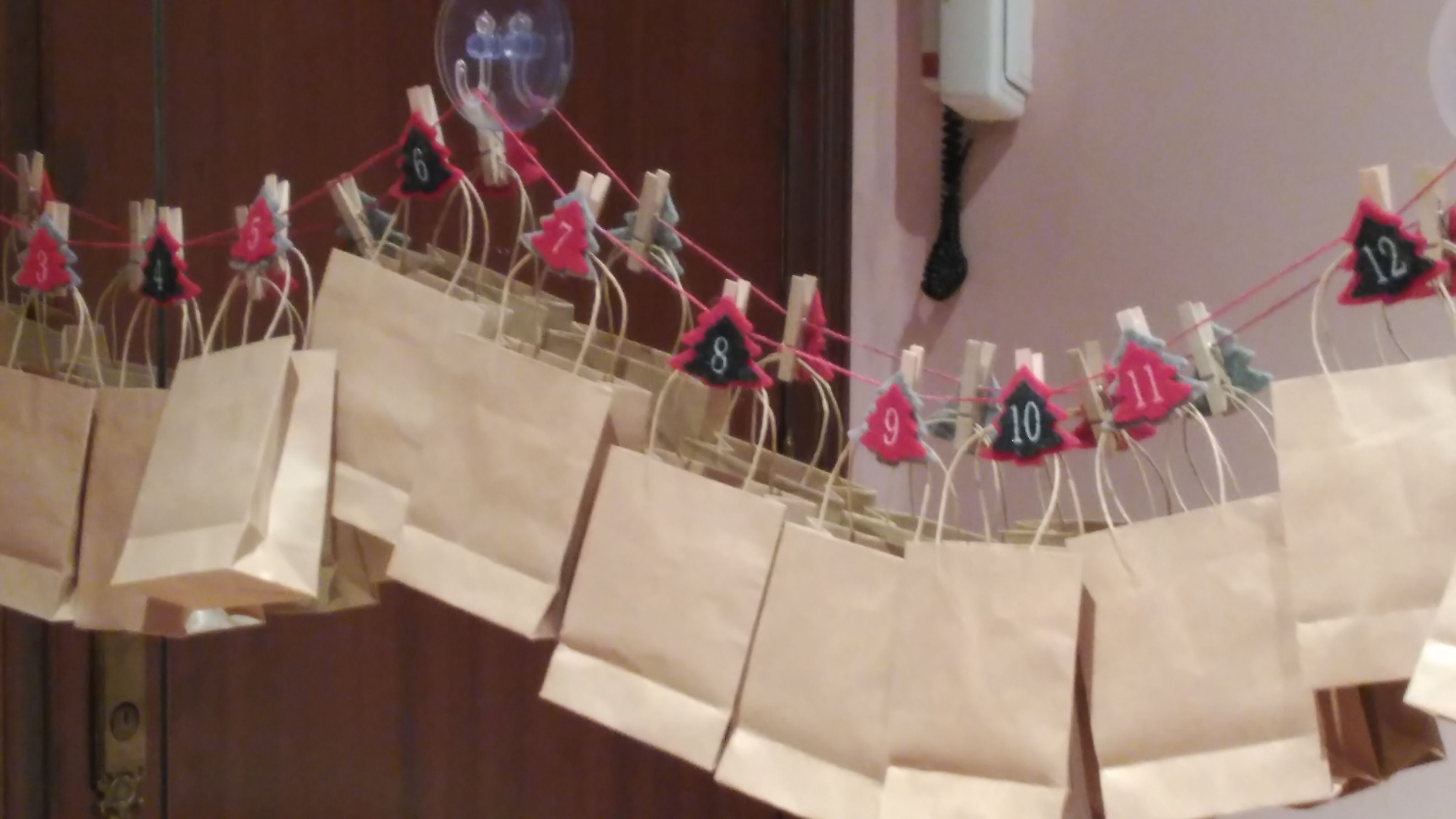 La Montse ens diu:A casa ja hem començat a obrir el calendari d'advent. Cada dia una sorpresa diferent!