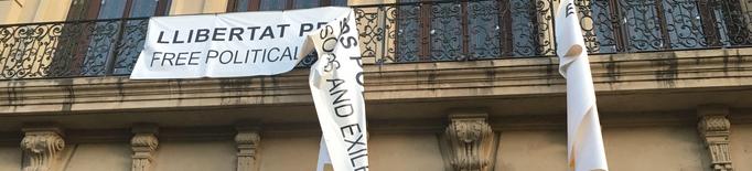 Arrenquen la pancarta de la Paeria en suport als polítics presos