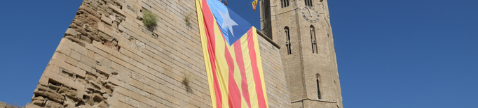 El Jovent Republicà de Ponent desplega una estelada gegant al Turó de la Seu Vella de Lleida en rebuig al 12-O