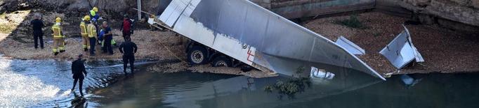 Mor un camioner al caure al riu Segre des del pont de Peramola