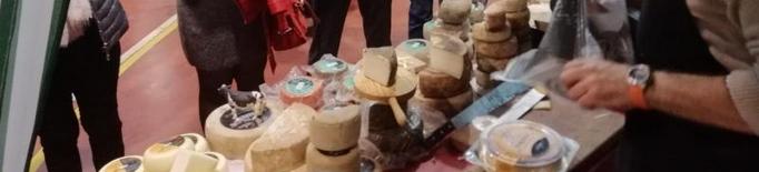 La fira de formatges del Palau d’Anglesola supera el mal temps