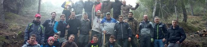 Una trentena de voluntaris netegen la serra de Rosselló