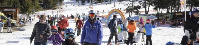 Més de 5.600 persones a les pistes, que tot i la calor aguanten