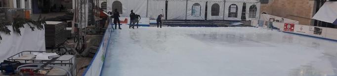 Desmunten la pista de patinatge sobre gel de la plaça Sant Joan