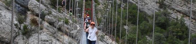 Centenars d’excursionistes tornen a creuar ja la passarel·la de Mont-rebei