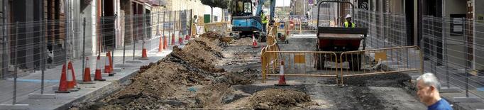 Les obres de Sant Martí causen problemes per aparcar i tirar la brossa