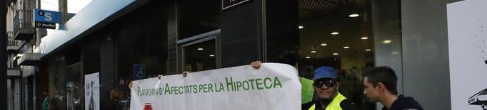 La PAH paralitza un desnonament a Albatàrrec i en denuncia dos més