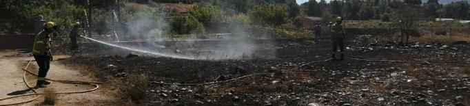 Els Bombers sufoquen fins a cinc incendis de vegetació