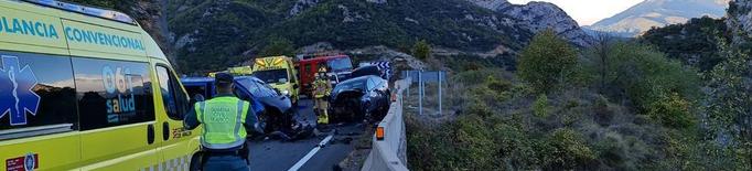 Un xoc amb cinc ferits talla dos hores l'N-230 al Pont de Suert