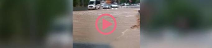 Carrers inundats a Ripoll per les fortes pluges d'aquest divendres