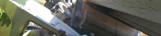 Els Bombers intenten rescatar un camioner que ha caigut al canal d'Balaguer a Alcoletge