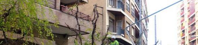 Esporga selectiva d'arbres a Lleida per aconseguir optimitzar la il·luminació dels carrers i places 