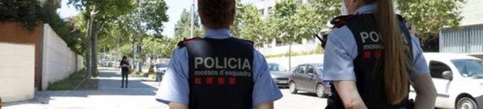 Una parella d'agents dels Mossos d'Esquadra fan patrullatge pels carrers de Lleida