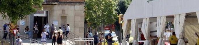 Cues al CAP Prat de la Riba de Lleida, on s'ha instal·lat una carpa per tractar casos covid