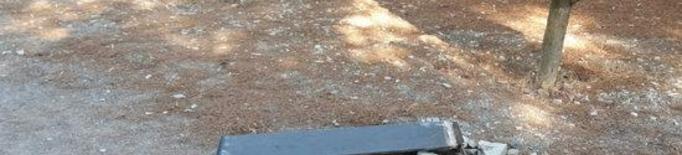 Pla mitjà on es pot veure un dels fanals víctima del vandalisme al Parc de Sant Eloi de Tàrrega, 