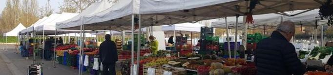 El mercat de fruita i verdura del Camp d’Esports obre amb les corresponents mesures de protecció