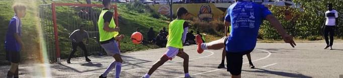 Noranta joves participen en un torneig de futbol en pistes de Balàfia i Pardinyes