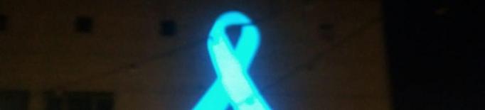 Rosselló es guarneix amb llaços blaus en suport als professionals sanitaris