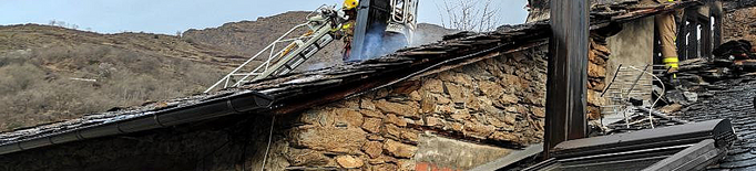 Els Bombers controlen un incendi en una casa a Sort