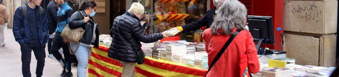 ⏯️ Llibreries i floristeries s'avancen a Sant Jordi amb parades al carrer