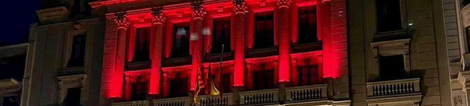 Lleida es vesteix de vermell amb motiu del Dia Mundial de la Creu Roja i la Mitja Lluna Roja