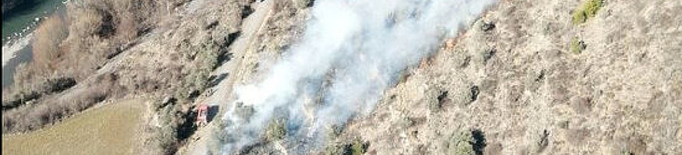 Els Bombers estabilitzen un incendi forestal a la Conca de Dalt, al Pallars Jussà