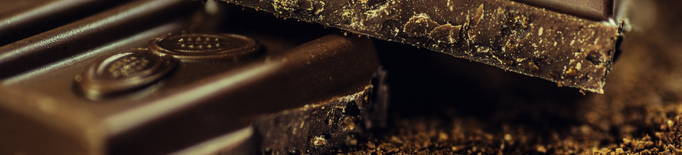 Alerten de la presència de fruits secs no inclosos en l'etiquetatge en diferents xocolates negres
