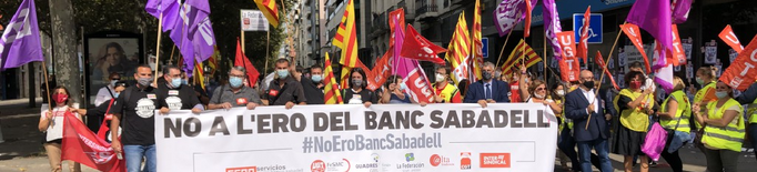 Protesta a Lleida en contra de l'ERO al Banc de Sabadell