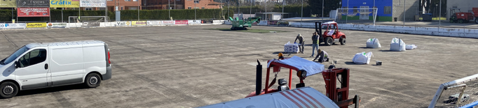 Treballs de renovació de la gespa artificial al camp de futbol de les Borges