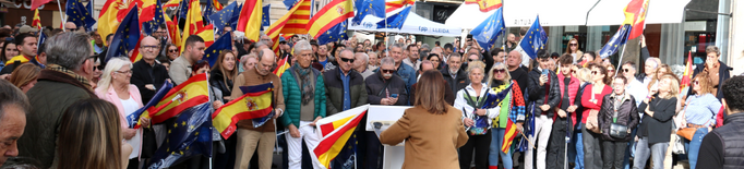 ⏯️ Unes 200 persones es concentren a Lleida contra l'amnistia en la convocatòria del PP