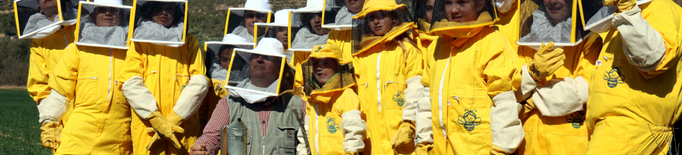 ⏯️ Un centenar d'alumnes traslladen 20.000 abelles des de Viladecans fins a Riner per salvar-les