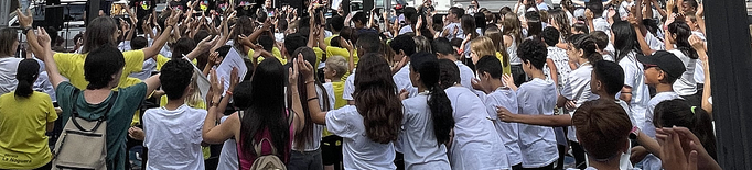L'Alumnat de 5è de primària de Balaguer omple de música la plaça del Mercadal