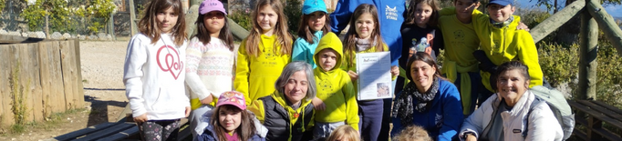 L'Escola La Coma del Solsonès fa una donació al Zoo del Pirineu per al nou inquilí del refugi