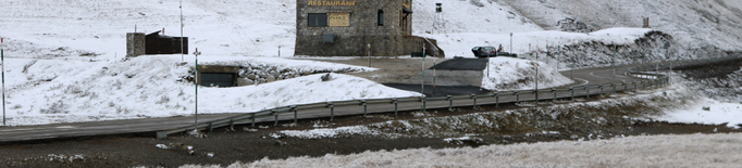 Una desena de carreteres de Catalunya, afectades per la nevada i el fort vent