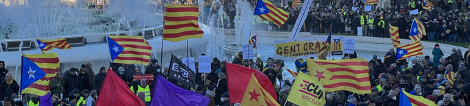Milers d'independentistes davant del MNAC per protestar contra la cimera hispano-francesa