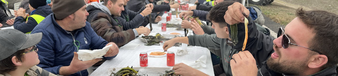 ⏯️ Cassola de tros, calçots i tot tipus d'avituallaments a l'A-2 per resistir les hores de la protesta del sector agrícola