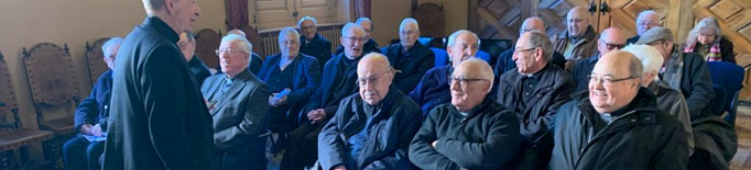 Els sacerdots de més de 75 anys es desitgen bon Nadal en una trobada amb el bisbe de Lleida