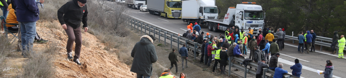 Els Mossos impedeixen el pas dels tractors per tallar l'AP-2 a Soses i els pagesos hi accedeixen a peu