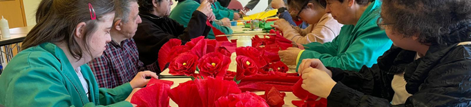 Els usuaris de l'Associació La Torxa elaboren 100 roses de paper per celebrar Sant Jordi