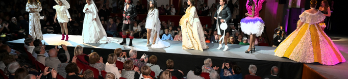 Cinquanta-set creacions competeixen en el 59è Concurs de Vestits de Paper al Teatre L'Amistat