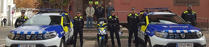 Dos nous vehicles policials i una motocicleta amb el logotip de la imatge europea a la Seu d'Urgell