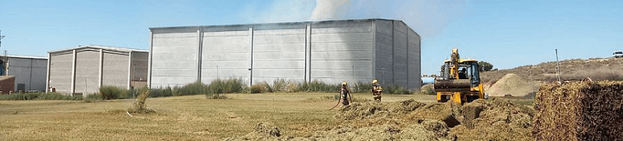 Nou dotacions de Bombers treballen en un foc en un magatzem de bales de palla a Alcarràs