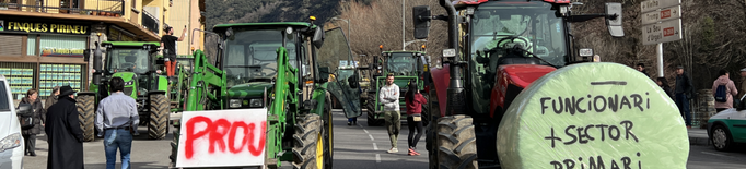 Una vintena de tractors talla la C-13 al seu pas per Sort per sumar-se a les protestes del sector agrari