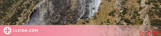Els bombers treballen en un incendi forestal a Alins, al Pallars Sobirà