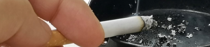 Sanitat prohibeix fumar al carrer si no es manté la distància