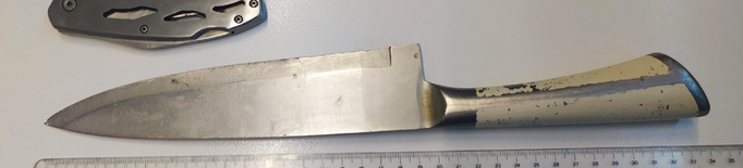 Denunciat a Lleida per portar una navalla i un ganivet de grans dimensions al vehicle