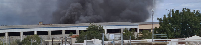 Un incendi crema una nau a Torrefarrera