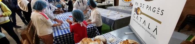 Els infants fan autèntic "pa de pagès català" a Cucalòcum