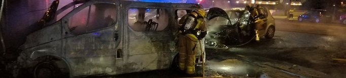 Un incendi crema diversos vehicles i un local a Lleida